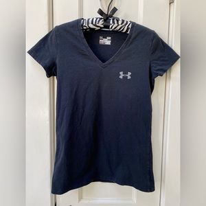 𝅺UnderArmour Ladies Fitted V-Neck Heat gear short sleeve top.   Cotton.